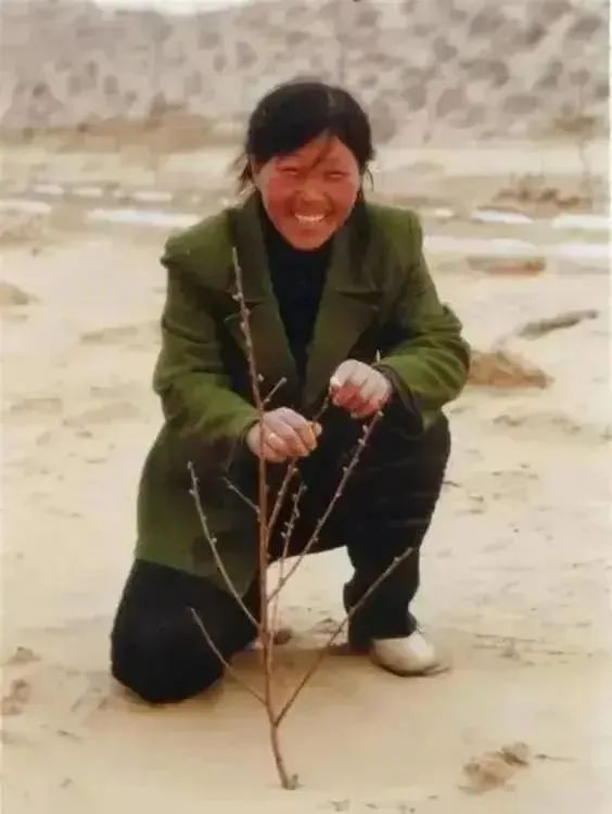 19岁被迫嫁到沙漠，在4㎡的婚房里哭了7天7夜，逃婚未果后，竟用15年时间活成了传奇 - 第16张