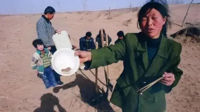 19岁被迫嫁到沙漠，在4㎡的婚房里哭了7天7夜，逃婚未果后，竟用15年时间活成了传奇 - 第8张