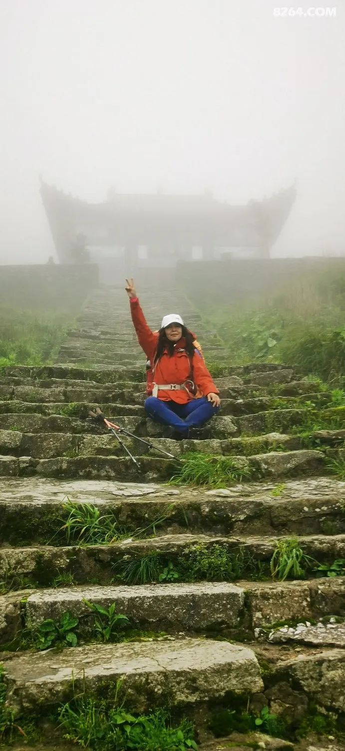 女子单人五一重装武功山全穿，狂风暴雨，云海奔涌，杜鹃娇艳，这景色绝了 - 第57张