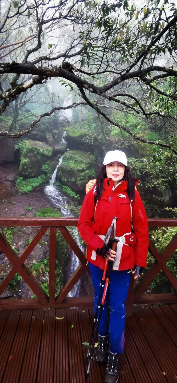 女子单人五一重装武功山全穿，狂风暴雨，云海奔涌，杜鹃娇艳，这景色绝了 - 第69张