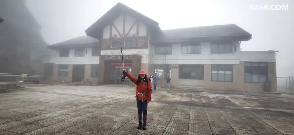 女子单人五一重装武功山全穿，狂风暴雨，云海奔涌，杜鹃娇艳，这景色绝了 - 第124张