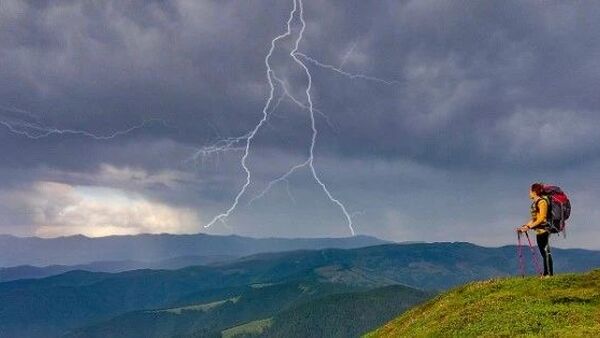 科学登山健身指导 | 雷雨季来临，在野外如何正确避雷